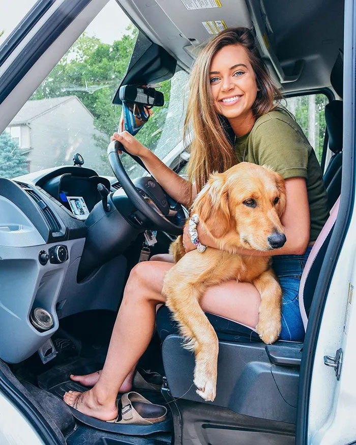 Cette femme de 24 ans a laissé son petit ami, quitté son emploi et vit maintenant dans un van avec son chien