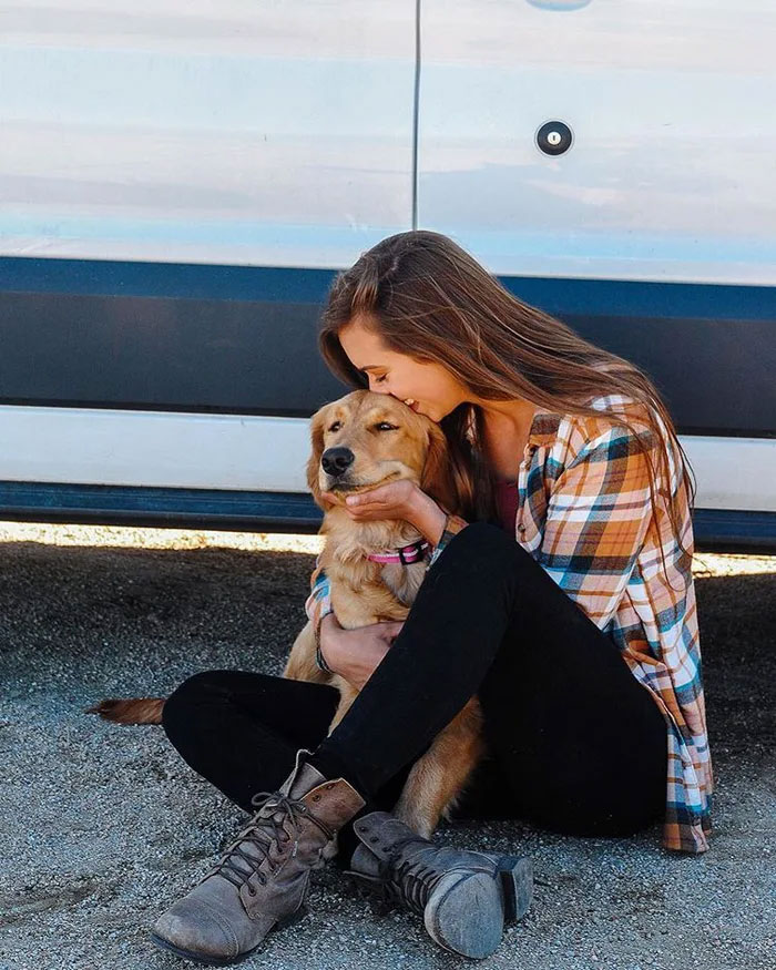 Cette femme de 24 ans a laissé son petit ami, quitté son emploi et vit maintenant dans un van avec son chien