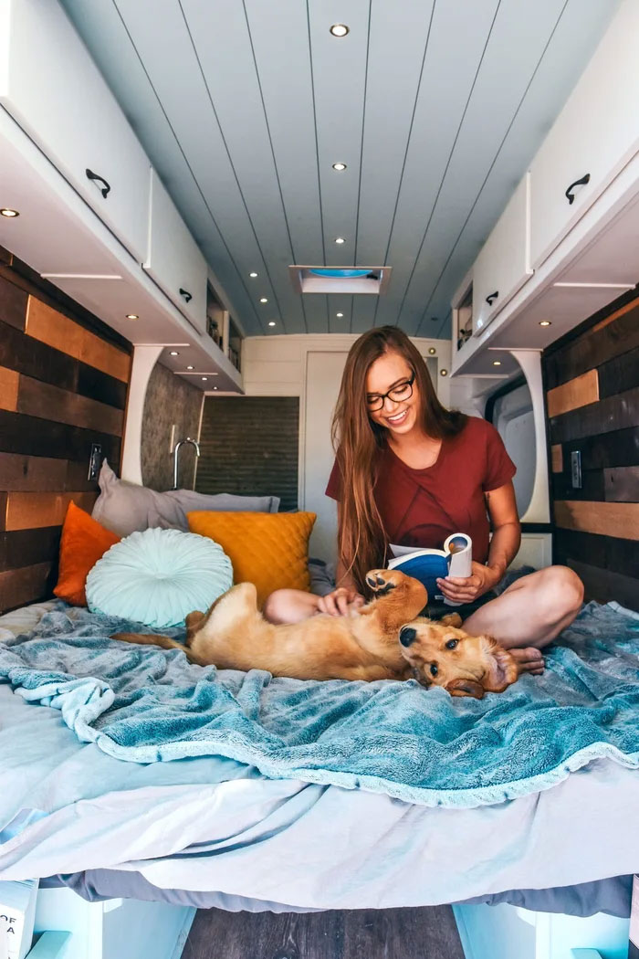 Cette femme de 24 ans a laissé son petit ami, quitté son emploi et vit maintenant dans un van avec son chien