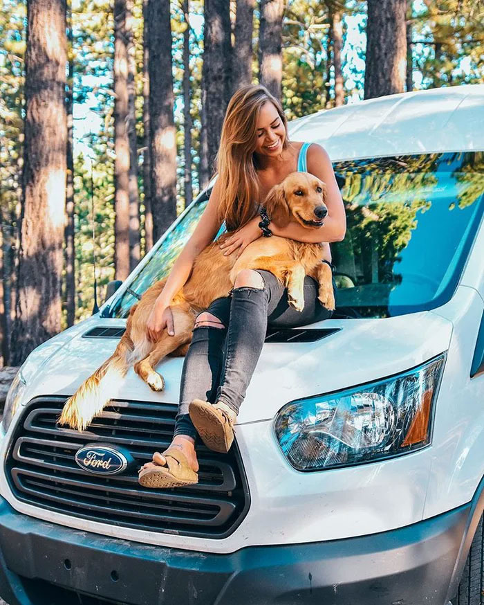 Cette femme de 24 ans a laissé son petit ami, quitté son emploi et vit maintenant dans un van avec son chien