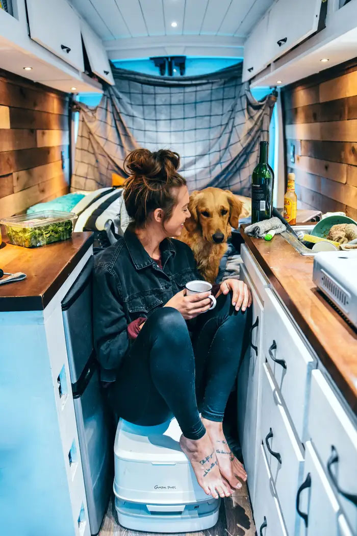 Cette femme de 24 ans a laissé son petit ami, quitté son emploi et vit maintenant dans un van avec son chien
