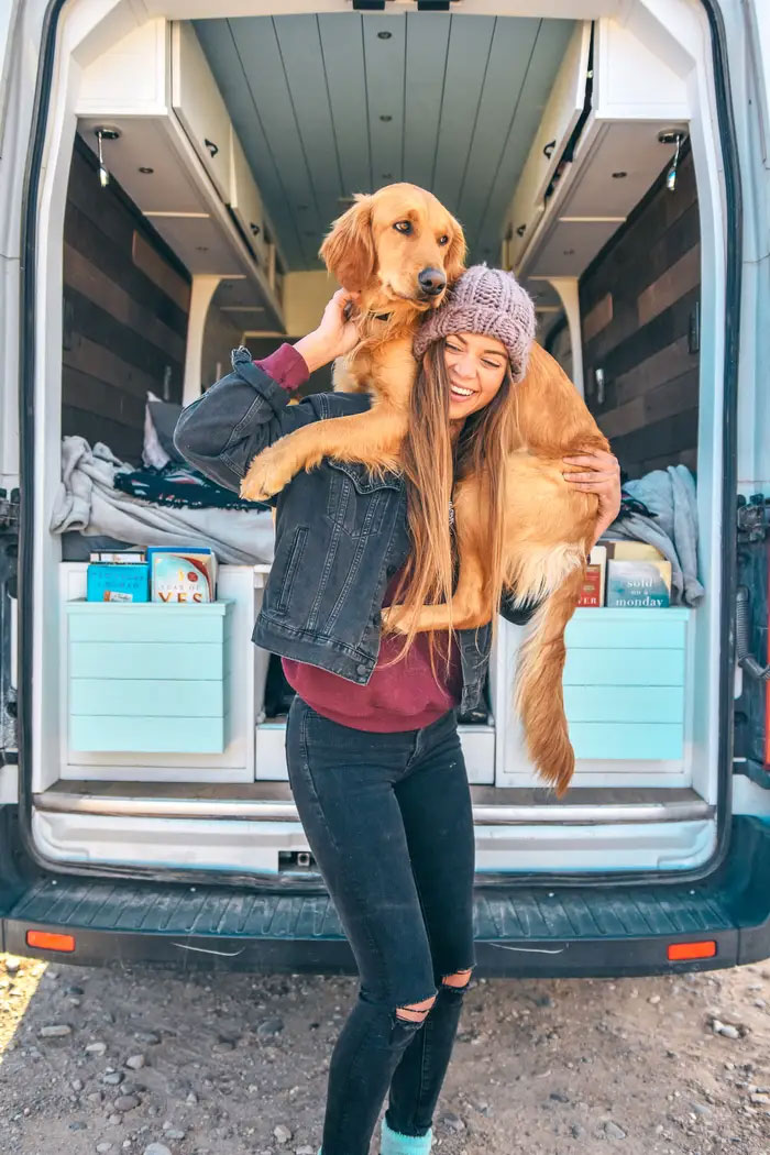 Cette femme de 24 ans a laissé son petit ami, quitté son emploi et vit maintenant dans un van avec son chien