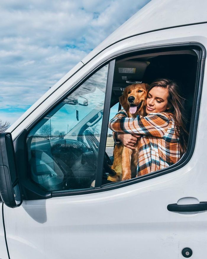 Cette femme de 24 ans a laissé son petit ami, quitté son emploi et vit maintenant dans un van avec son chien