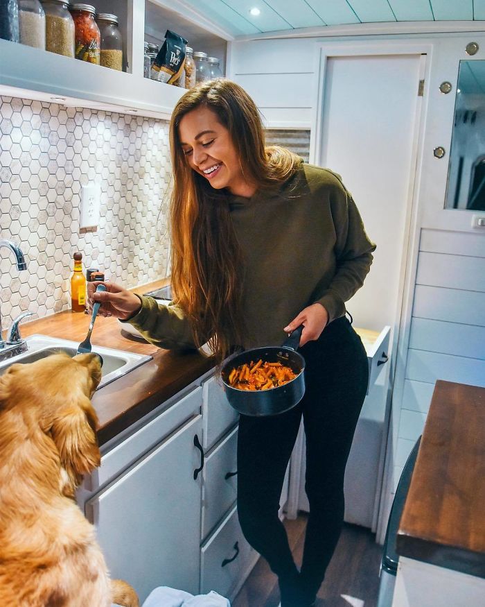 Cette femme de 24 ans a laissé son petit ami, quitté son emploi et vit maintenant dans un van avec son chien