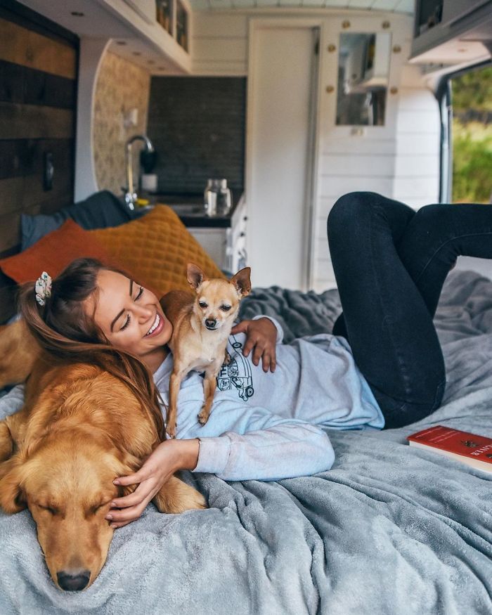 Cette femme de 24 ans a laissé son petit ami, quitté son emploi et vit maintenant dans un van avec son chien
