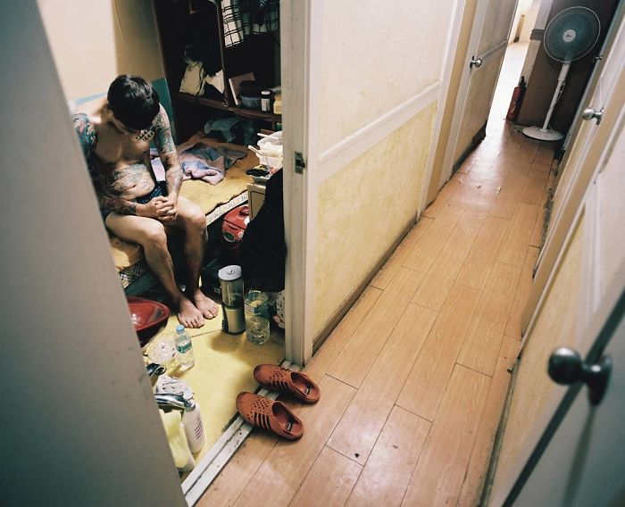En 33 clichés percutants, ce photographe montre comment les pauvres vivent dans les « Goshitel »