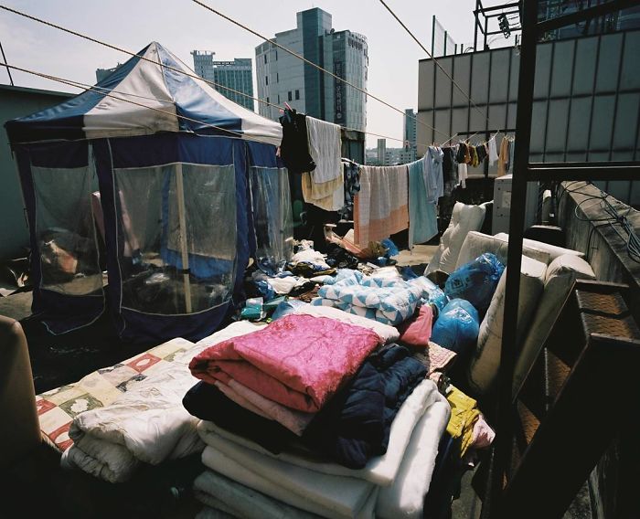 En 33 clichés percutants, ce photographe montre comment les pauvres vivent dans les «&nbsp;Goshitel&nbsp;»