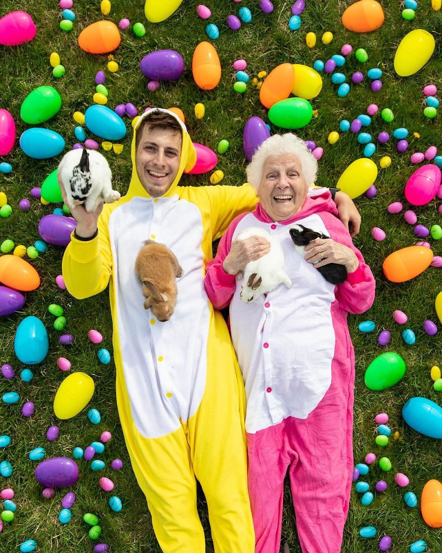 Cette grand-mère de 93 ans et son petit-fils enfilent des costumes ridicules et les gens adorent ça