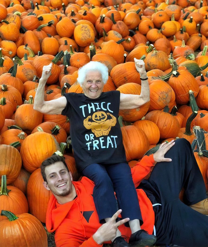 Cette grand-mère de 93 ans et son petit-fils enfilent des costumes ridicules et les gens adorent ça