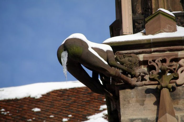 Des gens partagent des photos de statues qui « vomissent » et voici 12 images les plus hilarantes