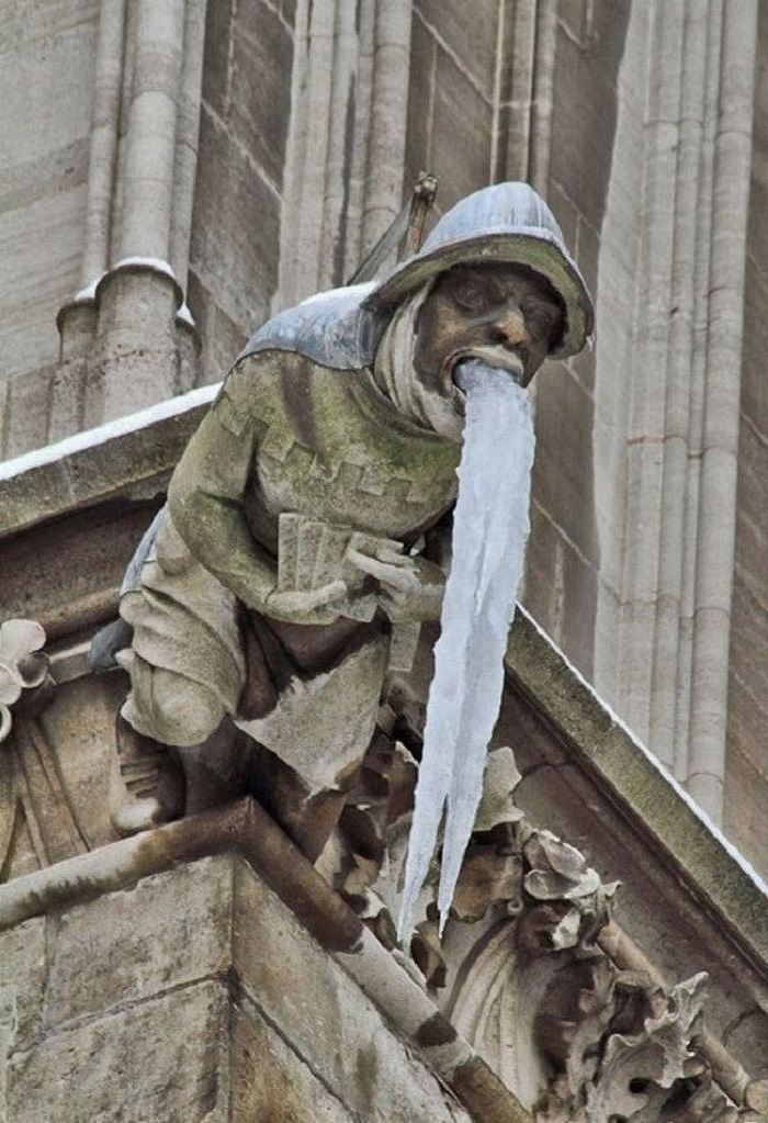 Des gens partagent des photos de statues qui « vomissent » et voici 12 images les plus hilarantes