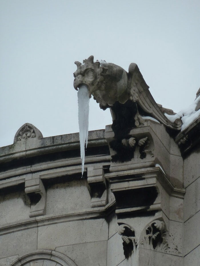 Des gens partagent des photos de statues qui « vomissent » et voici 12 images les plus hilarantes