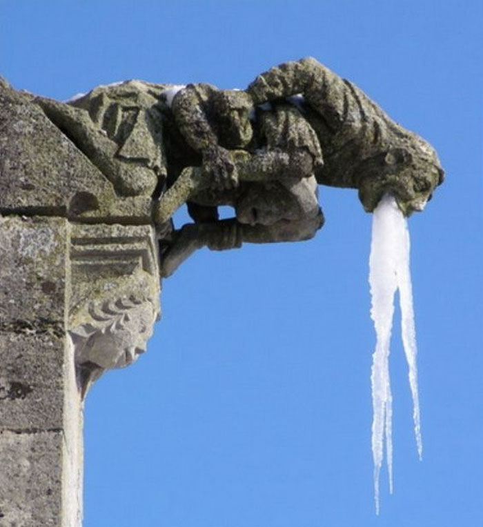 Des gens partagent des photos de statues qui « vomissent » et voici 12 images les plus hilarantes