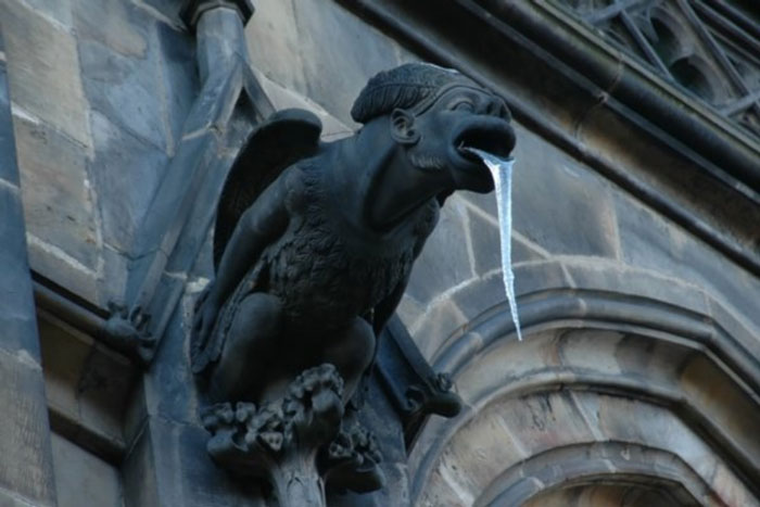 Des gens partagent des photos de statues qui « vomissent » et voici 12 images les plus hilarantes