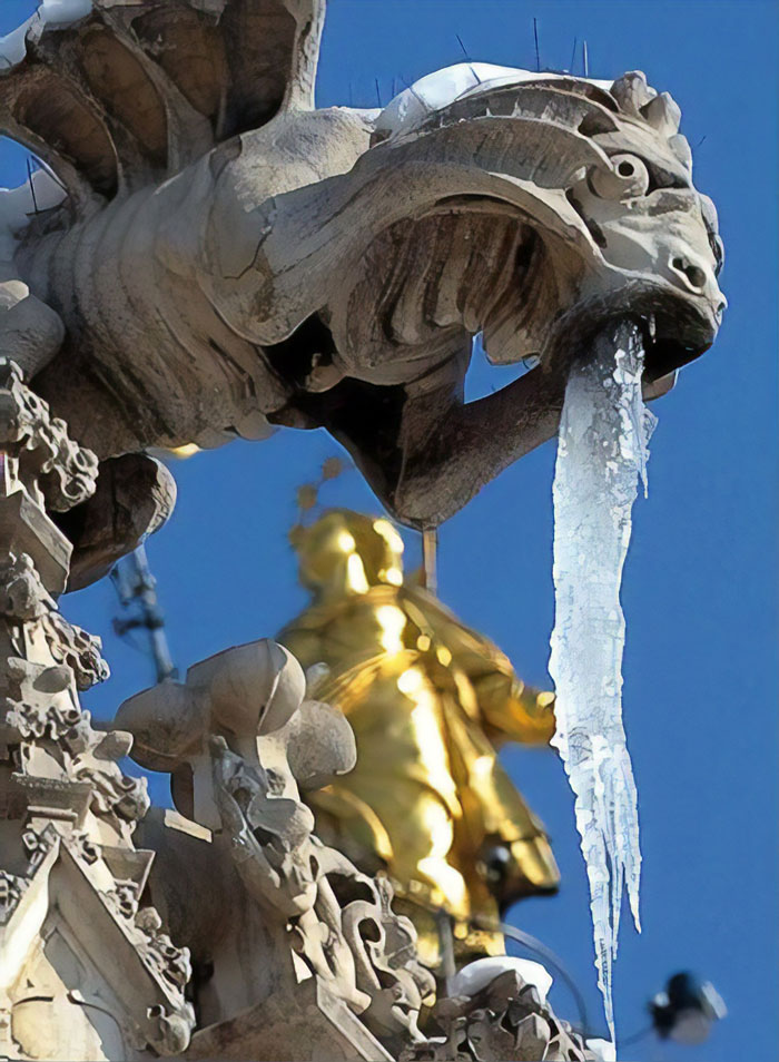 Des gens partagent des photos de statues qui « vomissent » et voici 12 images les plus hilarantes