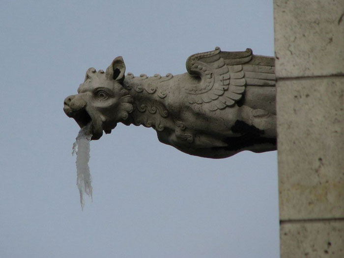 Des gens partagent des photos de statues qui « vomissent » et voici 12 images les plus hilarantes