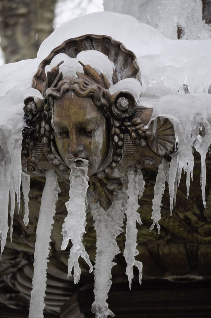 Des gens partagent des photos de statues qui « vomissent » et voici 12 images les plus hilarantes