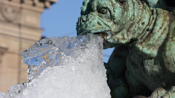 Des gens partagent des photos de statues qui « vomissent » et voici 12 images les plus hilarantes
