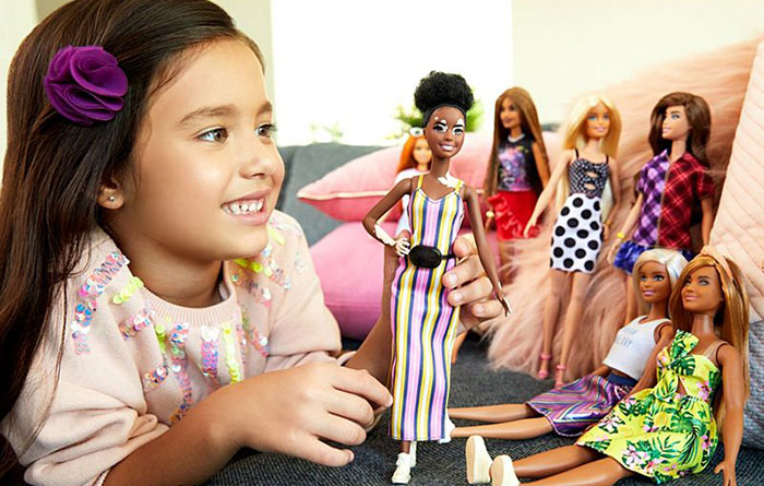 Barbie célèbre la diversité en créant des poupées aux capacités différentes avec du vitiligo et sans cheveux qui viennent en 35 tons de peau différents