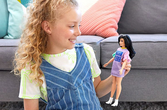 Barbie célèbre la diversité en créant des poupées aux capacités différentes avec du vitiligo et sans cheveux qui viennent en 35 tons de peau différents