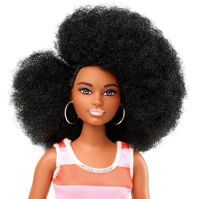 Barbie célèbre la diversité en créant des poupées aux capacités différentes avec du vitiligo et sans cheveux qui viennent en 35 tons de peau différents