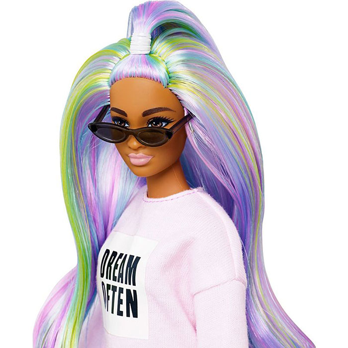 Barbie célèbre la diversité en créant des poupées aux capacités différentes avec du vitiligo et sans cheveux qui viennent en 35 tons de peau différents