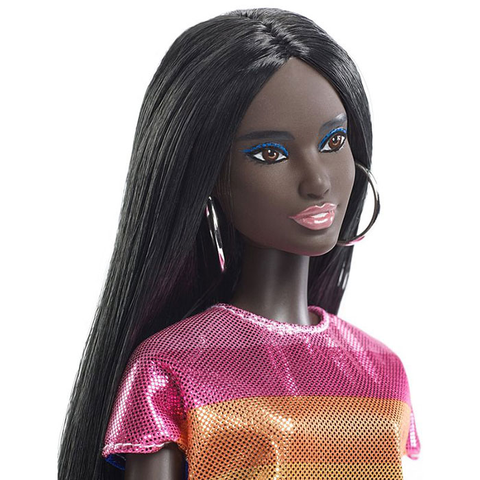 Barbie célèbre la diversité en créant des poupées aux capacités différentes avec du vitiligo et sans cheveux qui viennent en 35 tons de peau différents