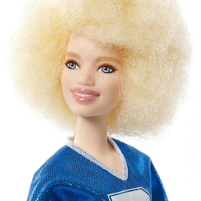 Barbie célèbre la diversité en créant des poupées aux capacités différentes avec du vitiligo et sans cheveux qui viennent en 35 tons de peau différents