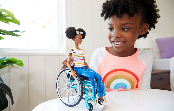 Barbie célèbre la diversité en créant des poupées aux capacités différentes avec du vitiligo et sans cheveux qui viennent en 35 tons de peau différents