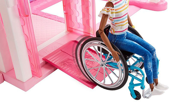 Barbie célèbre la diversité en créant des poupées aux capacités différentes avec du vitiligo et sans cheveux qui viennent en 35 tons de peau différents