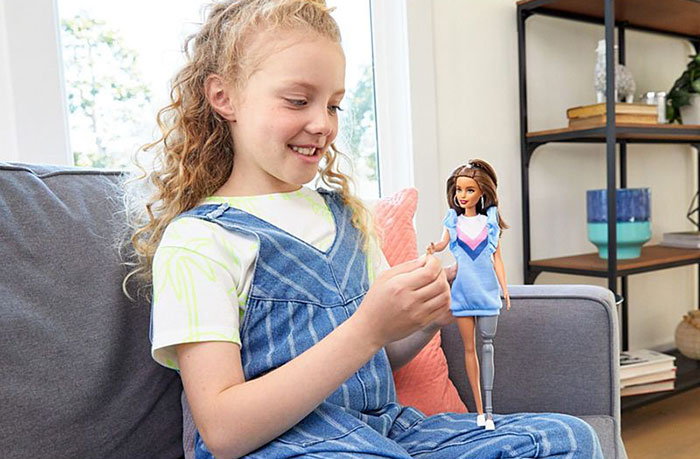 Barbie célèbre la diversité en créant des poupées aux capacités différentes avec du vitiligo et sans cheveux qui viennent en 35 tons de peau différents