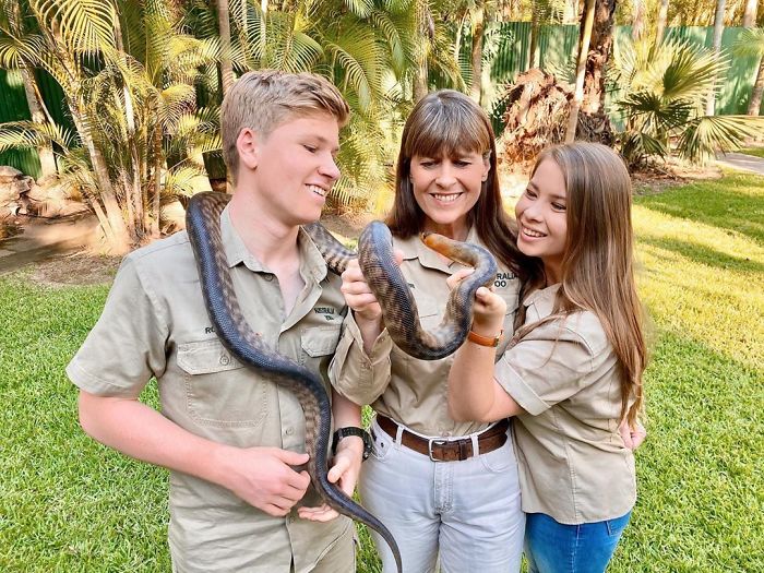 Puisqu’un demi-milliard d’animaux sont morts dans les feux de forêt en Australie, la famille Irwin est intervenue et a déjà aidé plus de 90 000 animaux