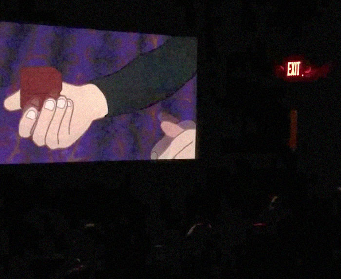 Cet homme a secrètement « piraté » le film Disney préféré de sa petite amie pour inclure une demande dans une salle de cinéma « bondée »