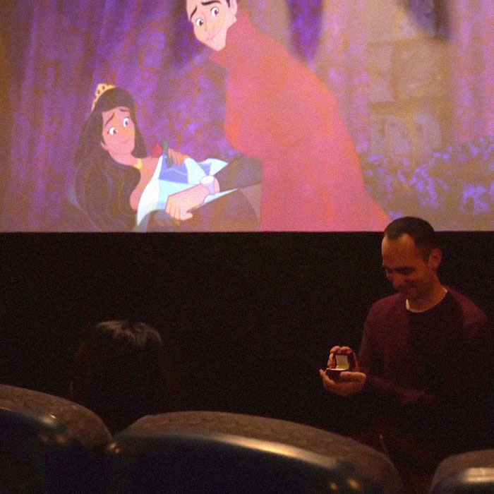 Cet homme a secrètement « piraté » le film Disney préféré de sa petite amie pour inclure une demande dans une salle de cinéma « bondée »