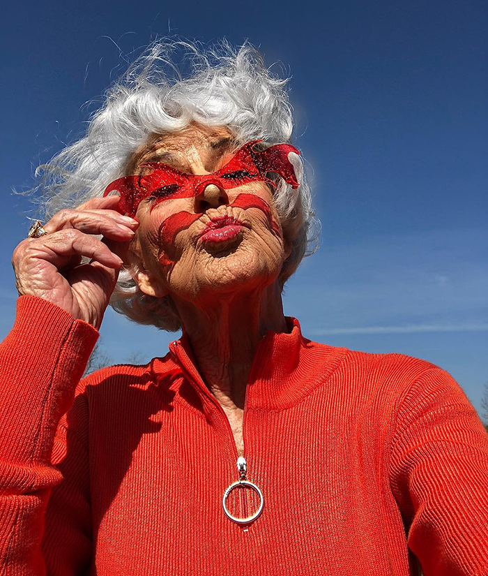 Voici Baddie Winkle, une mamie élégante de 92 ans qui « vole ton homme depuis 1928 »