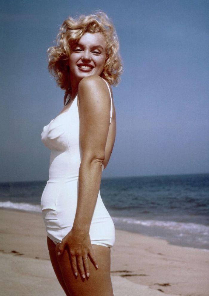 17 magnifiques photos de Marilyn Monroe à la plage en 1957
