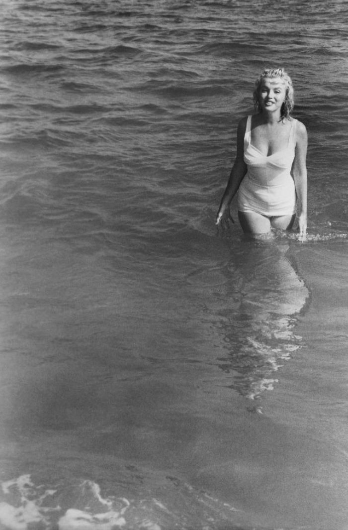17 magnifiques photos de Marilyn Monroe à la plage en 1957