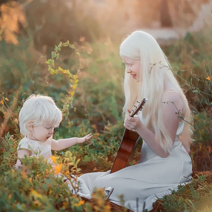 Ces soeurs albinos nées à 12 ans d’intervalle ont stupéfié la planète entière par leur beauté extraordinaire (24 images)