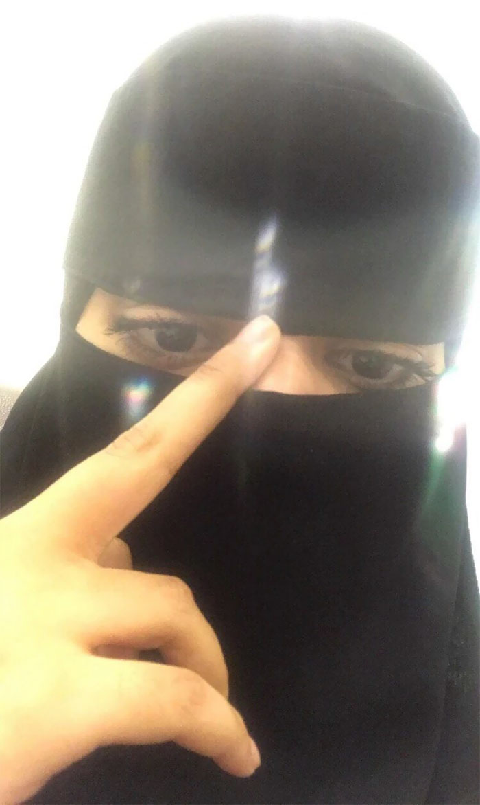 Cette fille saoudienne a comparé des photos avec et sans niqab pour célébrer sa liberté