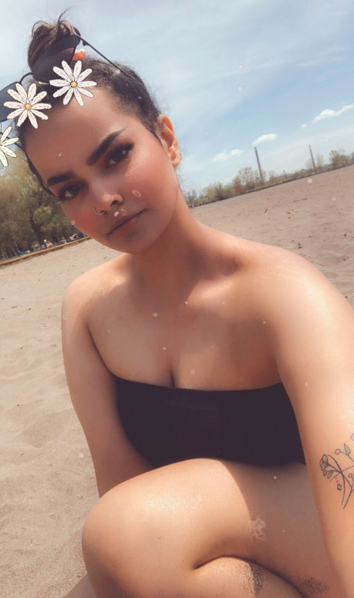 Cette fille saoudienne a comparé des photos avec et sans niqab pour célébrer sa liberté