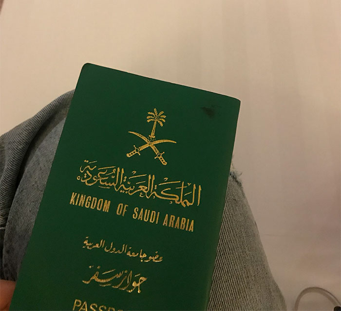 Cette fille saoudienne a comparé des photos avec et sans niqab pour célébrer sa liberté