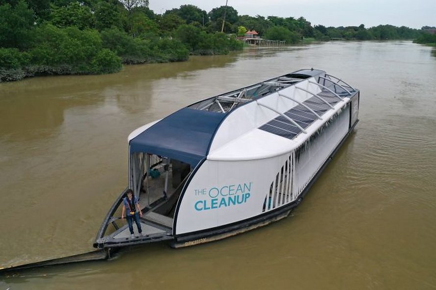 Le « petit génie » qui a dit qu’il aiderait les océans à se nettoyer eux-mêmes vient de créer des barges solaires qui nettoient les rivières