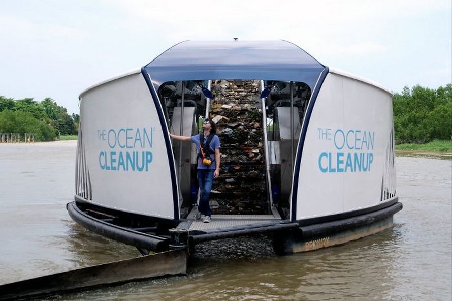 Le « petit génie » qui a dit qu’il aiderait les océans à se nettoyer eux-mêmes vient de créer des barges solaires qui nettoient les rivières