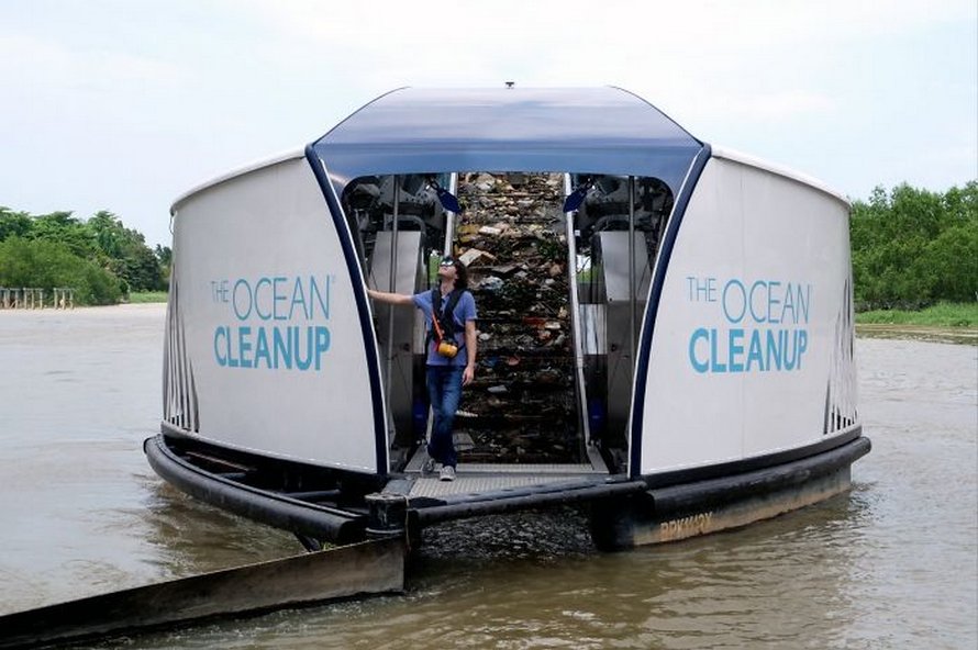 Le « petit génie » qui a dit qu’il aiderait les océans à se nettoyer eux-mêmes vient de créer des barges solaires qui nettoient les rivières