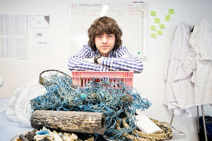 Le « petit génie » qui a dit qu’il aiderait les océans à se nettoyer eux-mêmes vient de créer des barges solaires qui nettoient les rivières
