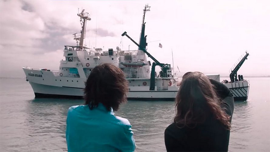 Le « petit génie » qui a dit qu’il aiderait les océans à se nettoyer eux-mêmes vient de créer des barges solaires qui nettoient les rivières