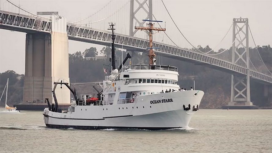 Le « petit génie » qui a dit qu’il aiderait les océans à se nettoyer eux-mêmes vient de créer des barges solaires qui nettoient les rivières