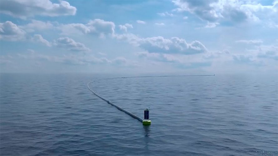 Le « petit génie » qui a dit qu’il aiderait les océans à se nettoyer eux-mêmes vient de créer des barges solaires qui nettoient les rivières