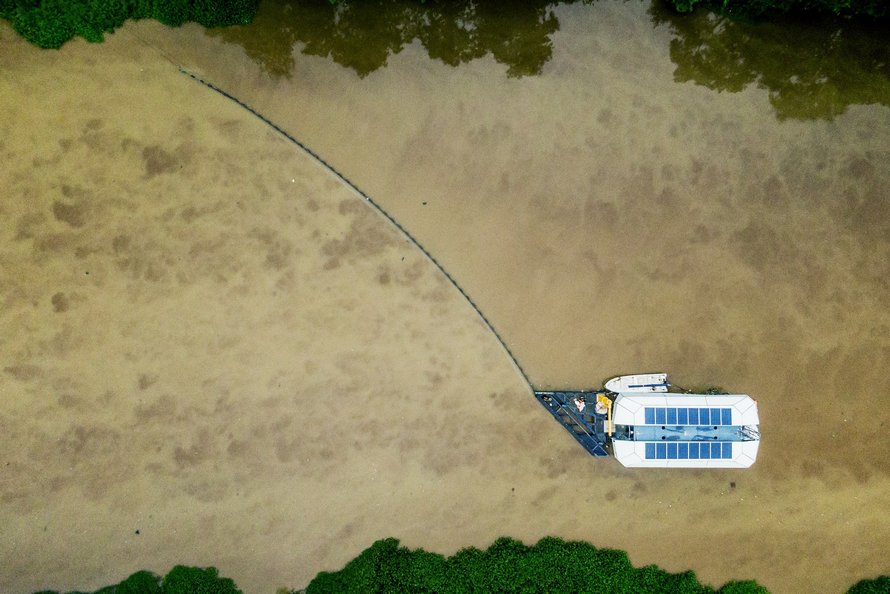 Le « petit génie » qui a dit qu’il aiderait les océans à se nettoyer eux-mêmes vient de créer des barges solaires qui nettoient les rivières