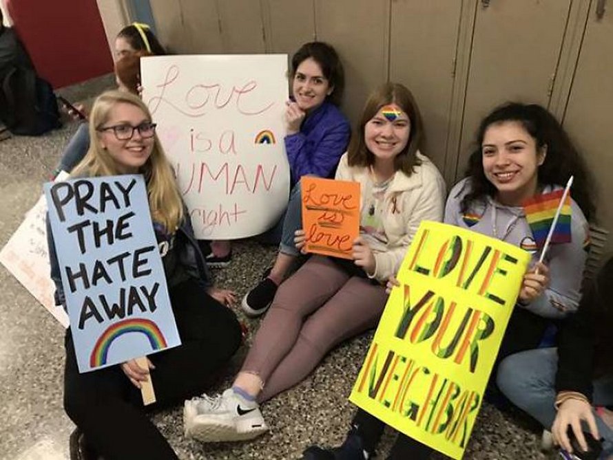 Une école catholique a obligé deux enseignants gays à démissionner après leurs fiançailles, alors les étudiants ont organisé une énorme manifestation